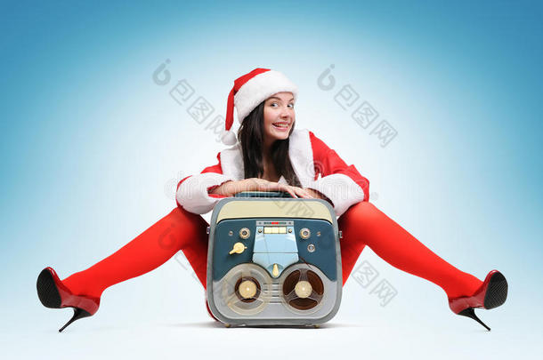 带老式录音机的圣诞女孩