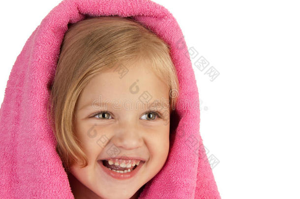 微笑的小女孩裹着粉色的毛巾