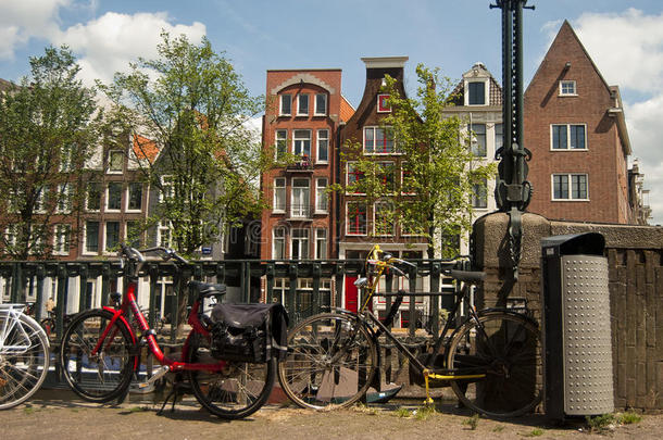 阿姆斯特丹人行道上的自行车，背景是房子