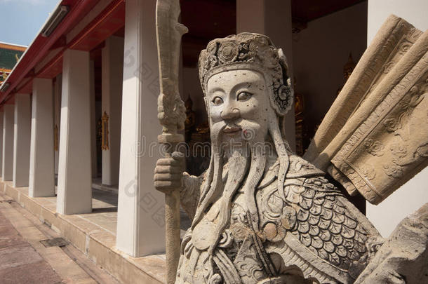 泰国寺庙里的巨石守护者。