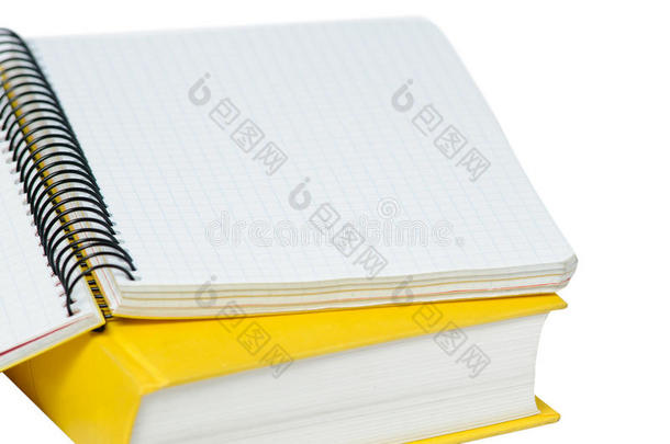 打开的黄色复印本在书上的特写镜头。
