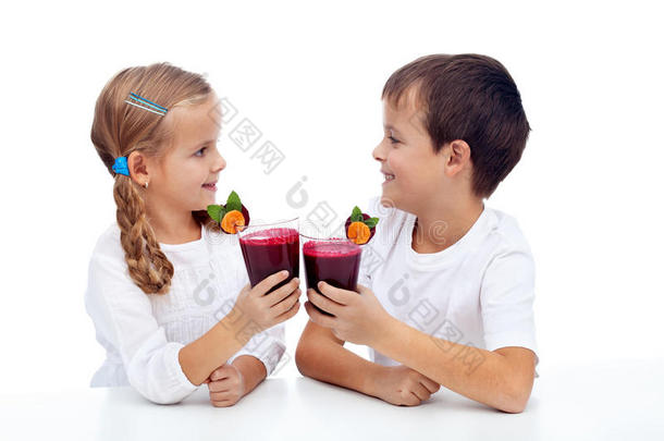 孩子们喝着新鲜果汁叮当作响