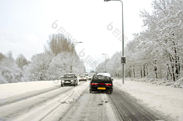 在冬季暴风雪中开车