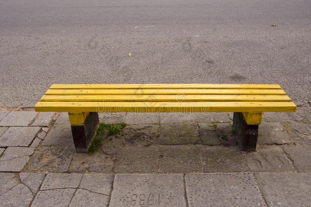 街上的黄色空长凳