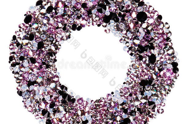 由许多紫色<strong>小钻石</strong>制成的圆形框架