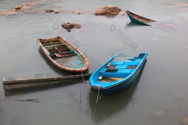沉入水中的小船。长洲。香港。