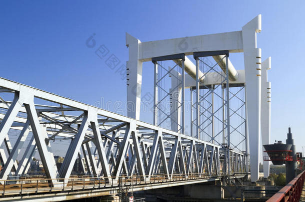 跨越马亚斯河的铁路桥