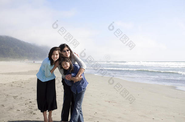 母亲和女儿在沙滩上微笑