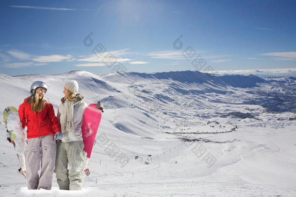 两个快乐的雪山滑雪者