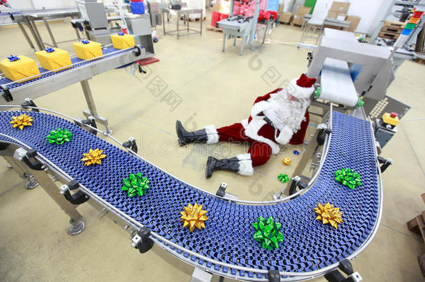 工厂里劳累过度的圣诞老人