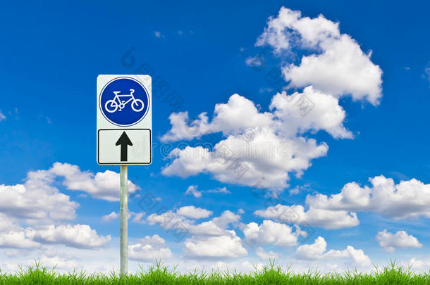 新春绿草上的自行车道标志