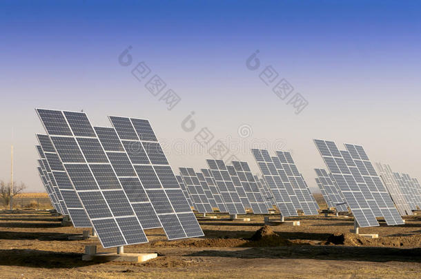 阳光明媚的平原上的现代太阳能发电厂。
