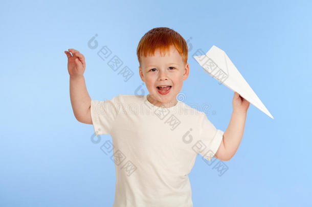 可爱的红发男孩，<strong>纸飞机模型</strong>