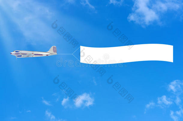 飞行的飞机和旗帜。