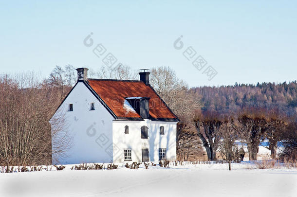 瑞典冬天的老别墅。