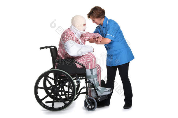 抬护士受伤男子轮椅