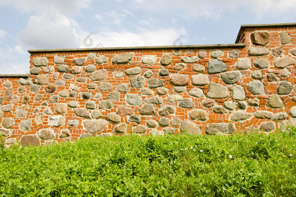 修复了砖石砌成的古城墙。