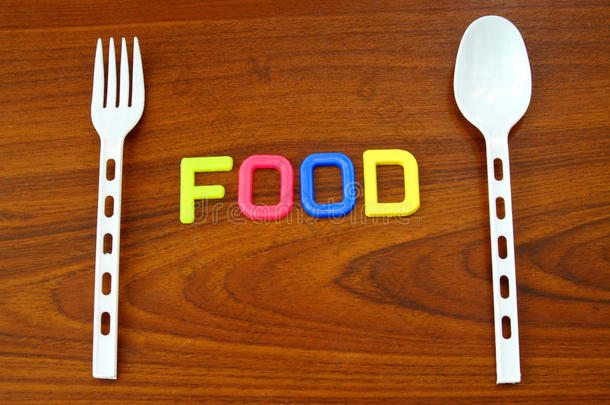 <strong>用勺子</strong>和叉子写的五颜六色的食物
