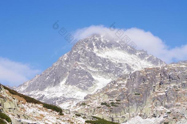 米利尼卡多利纳山谷的云峰