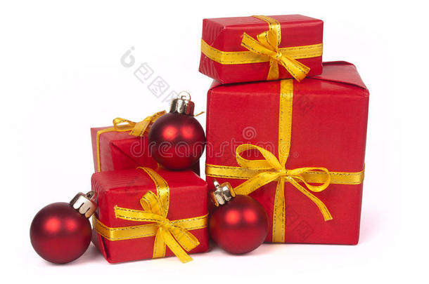 一<strong>堆</strong>红色<strong>礼品</strong>盒和圣诞球