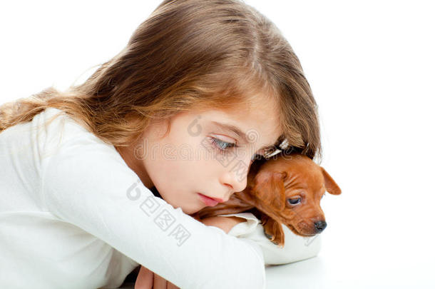 小女孩与迷你品舍尔宠物吉祥物狗