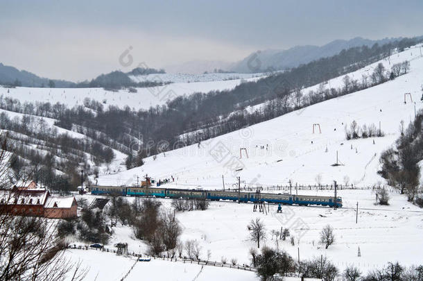 当地的电动火车经过喀尔巴阡山脉