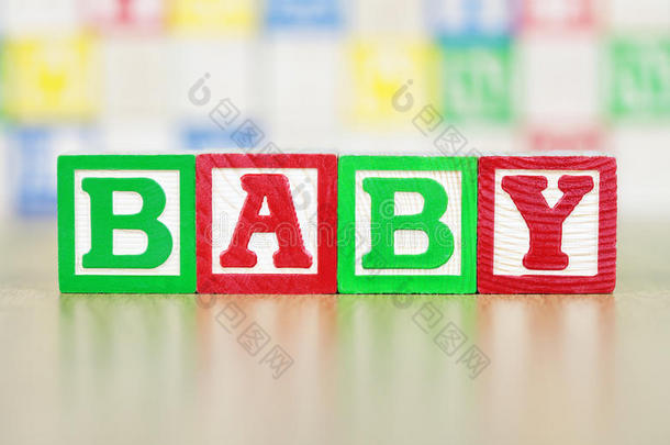 用字母组成的积木拼出的婴儿