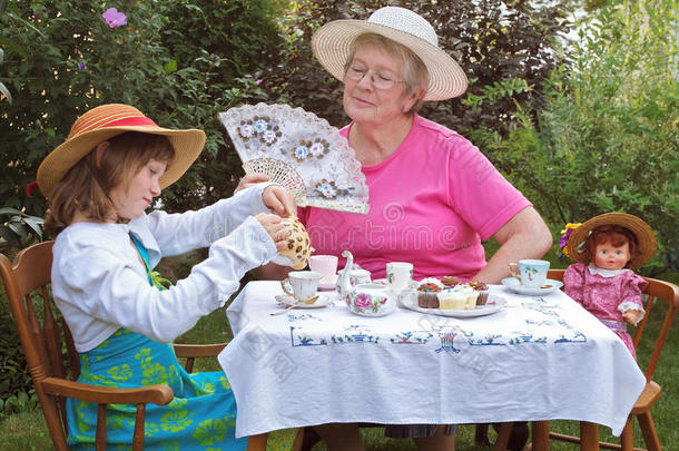 女孩和祖母开茶会
