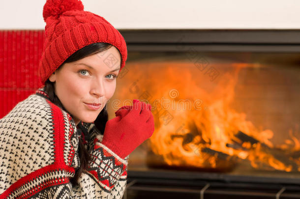 壁炉取暖快乐女人冬季回家