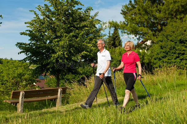 快乐的成年夫妇或老年夫妇在北欧散步