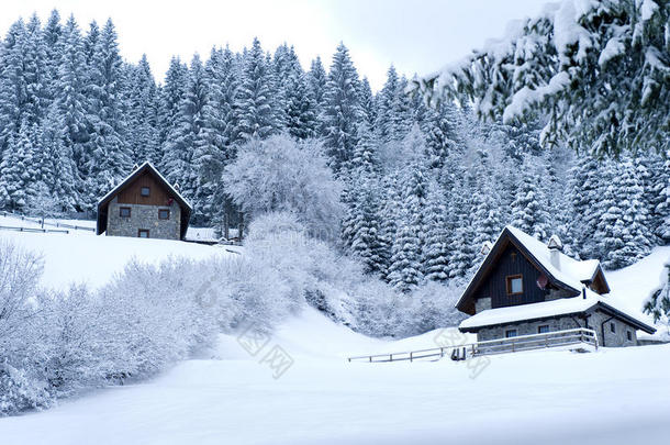 雪景中的木屋