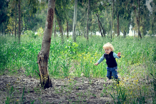 在树林里奔跑的男孩