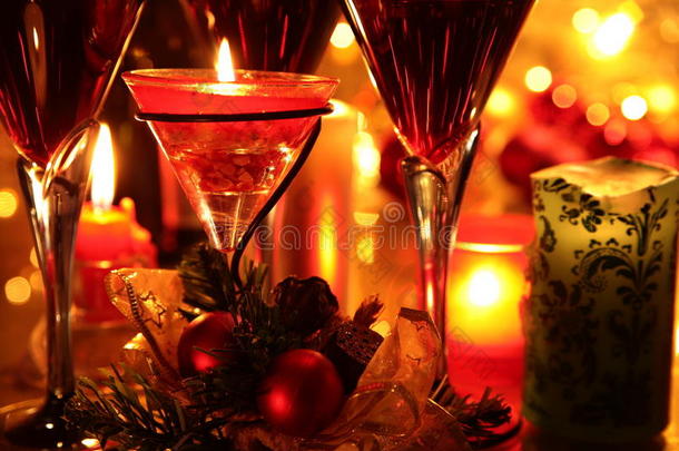 红酒在玻璃杯、蜡烛和装饰品中的特写镜头