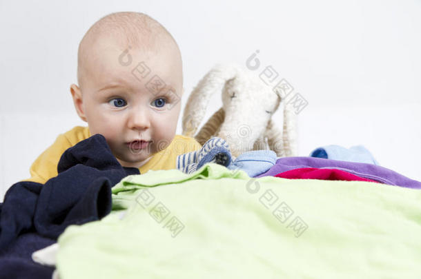 年轻的cild，带着<strong>洗衣服</strong>和玩具