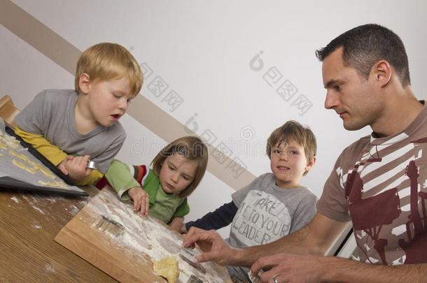 父亲和孩子们在圣诞节切饼干