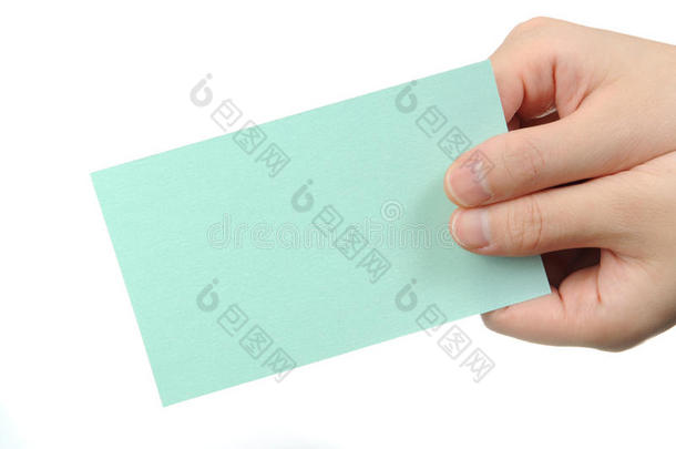 一个女人手里拿着一张空的浅绿色名片