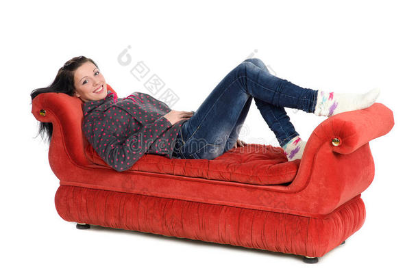 一个女孩躺在一张红色的沙发上，白色的沙发上