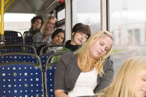 在公共汽车上睡觉