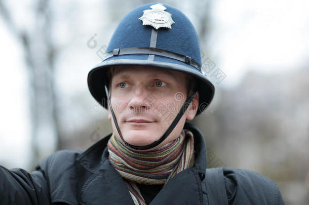 戴英国警察帽的严肃男子