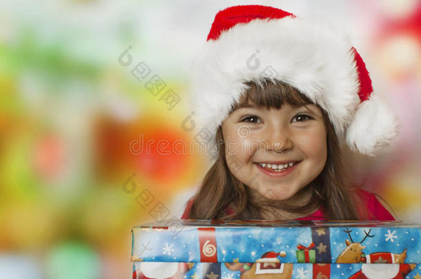 圣诞礼物和快乐的孩子