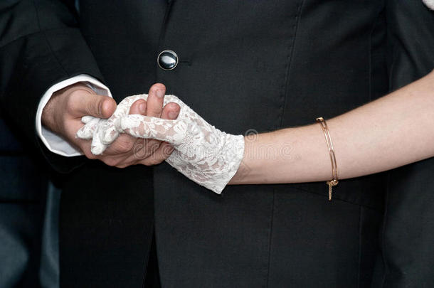 新郎牵着新娘的手