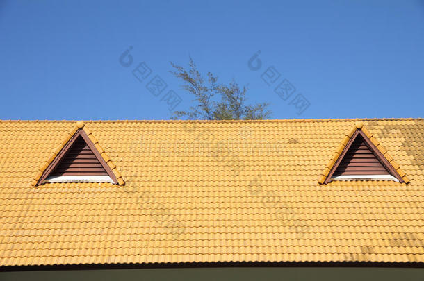 黄色屋顶上的山墙