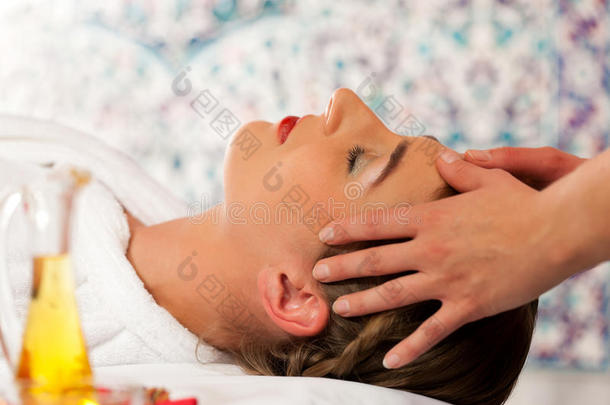 健康-女人在水疗中心做头部按摩