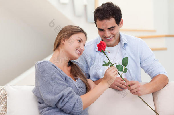 向妻子献玫瑰的男人