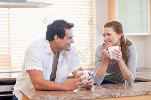 一对夫妇一起在厨房里享受咖啡