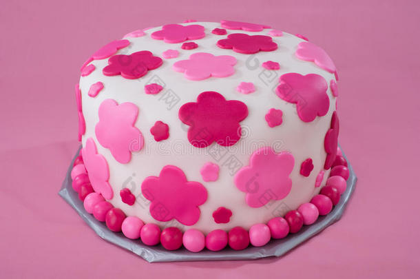 带粉红花朵的白色软糖蛋糕