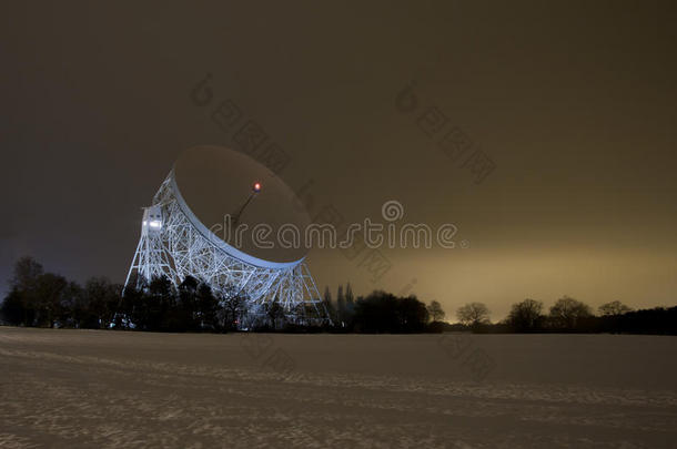 乔德雷尔银行卫星天线在雪地里的夜晚