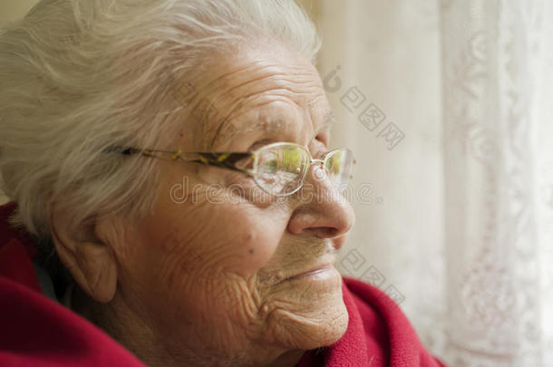 凝望的老妇人
