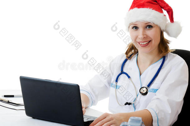 一位女医生在工作场所迎接圣诞节。