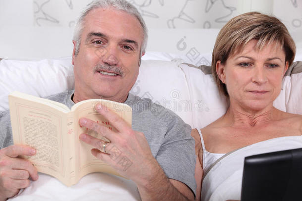 夫妻俩在床上看书